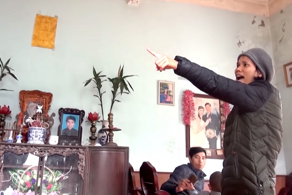 Mẹ liên tục dọa “cho ăn đòn”, cậu bé 9 tuổi trút giận lên em trai